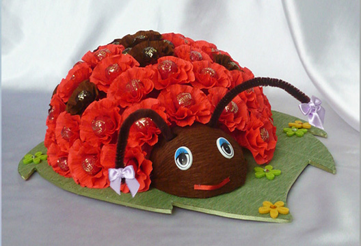 Композиция из конфет в виде божьей коровки