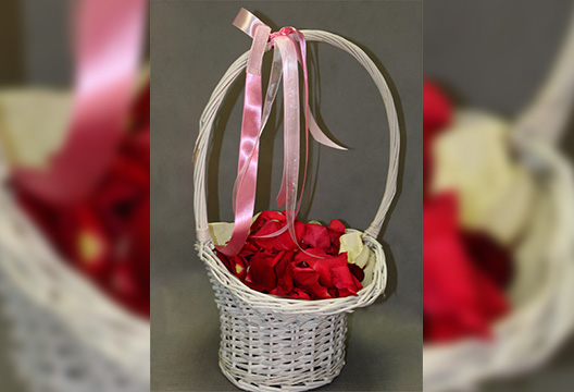 Корзина с лепестками роз